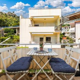 Marina Apt Near Makarska /w Balcony - Happy Rentals, hotel a Podgora