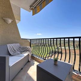 Seaside Retreat with Balcony Views in Marsaskala, hotel di Il-Maħsel