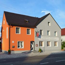 Goldener Schlüssel mit Gästehaus Sina, hotelli kohteessa Nördlingen