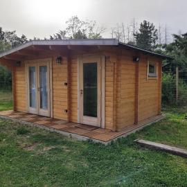 Chambre d'hôte le petit chalet, hôtel à Sénas