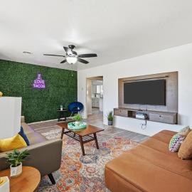Funky Haus near Six Flags and ATT Stadium with Game & Movie room, hotel in Grand Prairie