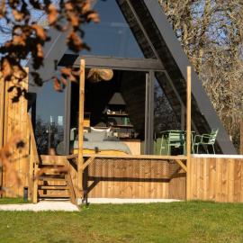 L Atypique Cabane insolite avec spa et sauna privatifs, viešbutis mieste Sujakas