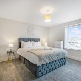 NEW! Stunning 2-Bed Home by Stay With Us, Ideal for Families, Sleeps 4!