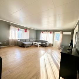 Spacious seaside apartment with balcony, hotel v mestu Sorreisa