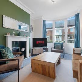Spacious 4BR on Leafield Rd, hotel in Darlington