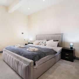 Modern Stay with Luxury Bath and Near Transport Links