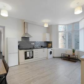 Spacious 5-Bed Flat in Stockton, Sleeps 9, hotel in Stockton-on-Tees