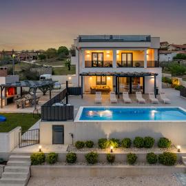 Villa Katarina with pool and jacuzzi – hotel w mieście Tinj