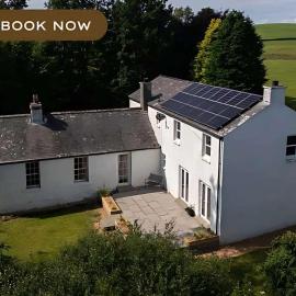 Large country house with garden, outdoor spa area & games room with Hot Tub and Fire Pit, hotel sa Wigtown