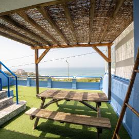 Saltline Surf House Ericeira、エリセイラのホテル