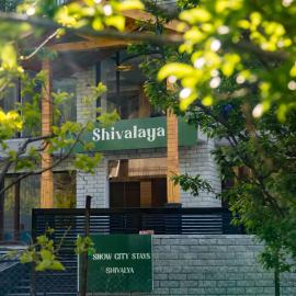 Snow City Stays - Shivalaya - Truly in Nature, hotell i Manāli