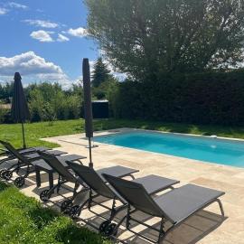 Suite romantique LMF SPA intérieur piscine privés jardin et lit King size, מלון בRousson