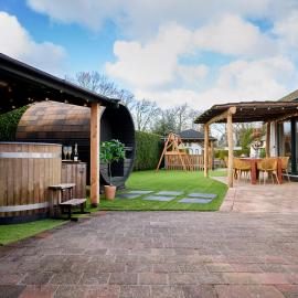 Luxury 8-Person Waterfront Villa Veluwe with Private Hot Tub Sauna and Air Conditioning, hotel di Voorthuizen