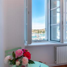 Lumineux logement vue sur le port