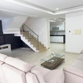 Spacious 3-bdr house close airport - LCGR, hotel in Praia