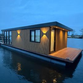 Enjoy life on the water! Locatie Spaarndam!, hotel a Loosdrecht