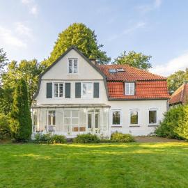 Historisches Landhaus mit Outdoor-Sauna, hotel em Ostenfeld