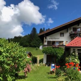 Haus Christl Reit im Winkl, Kostenloser Parkplatz, Spülmaschine, 5 Minuten zum Ortszentrum, ruhige Lage, Wlan, hotel in Reit im Winkl
