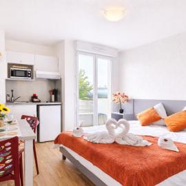 5 Mins to Train Station - Free Parking Space - DisneyLand - Dolce Vita I, hotel Chelles-ben