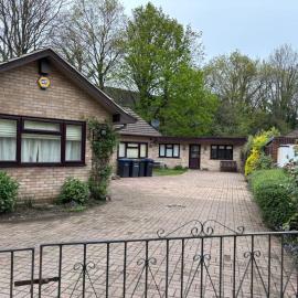 Two Bungalows Choose one - 4BR and 2BR Lovely Home Fully Furnished at Egham LP, hotel sa Egham