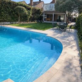 Luxury Villa Chalet with garden and private pool with air conditioning, hotel in Rivas-Vaciamadrid