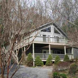 Treetop Cabin with Fire Pit and Game Room Near Massanutten Waterpark, hotelli kohteessa McGaheysville