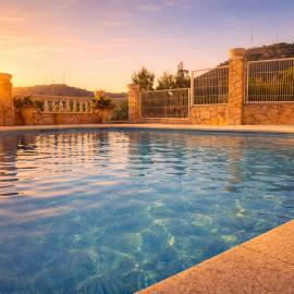 Sunny Private Pool Retreat with Terrace Calafell, מלון בקאלאפיי