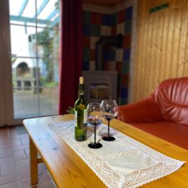 Ferienapartment Henriettenhof mit Kamin, Terrasse und Sauna, ruhig für 2 Personen, hotel in Angermünde