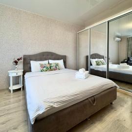 Простора 1к квартира в центрі Броварів, hotel din Brovary