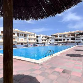 Cosy flat with a swimming pool 350 metres from the beaches