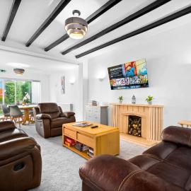 Spacious Solihull 4 Bedroom House with Multi-Car Driveway, Hotel in Solihull