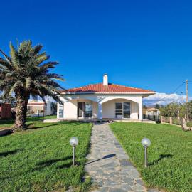S&A Seafront Villa – hotel w mieście Paralía Avdhíron