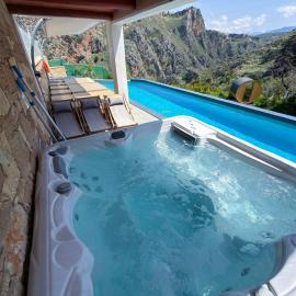 Villa Rokka Luxe - Private Heated Pool, Hot Tub, Sauna, and more