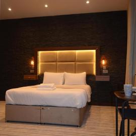 Afan Valley Aparthotel, Port Talbot with Kitchen & Parking - Room 7 - Contractors Only