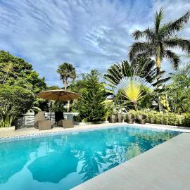 private villa with private pool, hotel a Aborlan