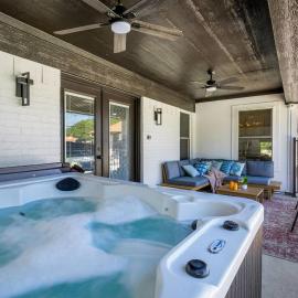Backyard Oasis: Pool, Hot Tub, Giant Chess & Golf