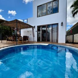 Sienna Villa, Cozy Modern and Well Located, hotel in Albion