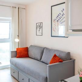 Sunny New-Build Studio, AC, Direct Tram to Center