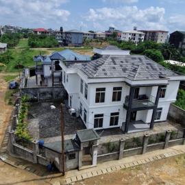 The white house, hotel din Douala