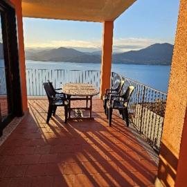 Residence Il Vigneto - Casa Sopralago – hotel w mieście Oggebbio