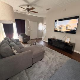 Stylish and Comfy Getaway Near Airport with a Car, hotel a Riverdale