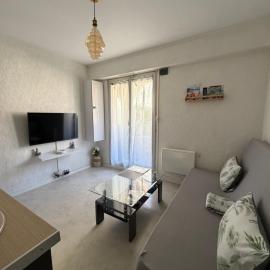 Joli studio avec parking privé, khách sạn ở Moulins