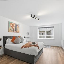 Courtyard Highstreet Retreat: Swindon şehrinde bir otel