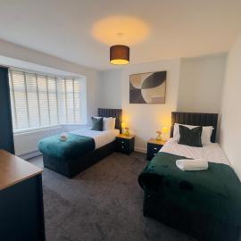 Cosy 4 Bedroom Home Sleeps 6 with on site Parking