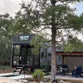 Bumblebee - Luxury Destination Trailer, hotel in Canyon Lake