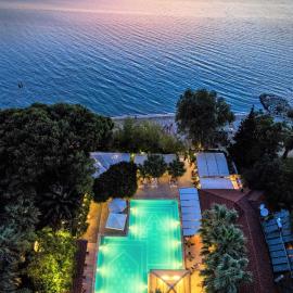 Club Orient Beach Resort، فندق في بورهانيي