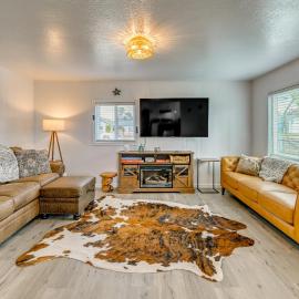 Near Ocean & Redwood National Park! Home w/ Yard