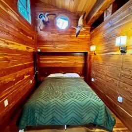 Treehouse by the Creek โรงแรมในWalland