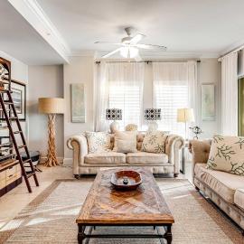 Sunny condo with pool and tennis court access