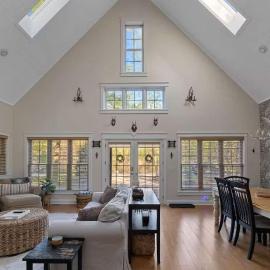 Deer Haus by Juniper Holiday + Home، فندق في نيو بافالو